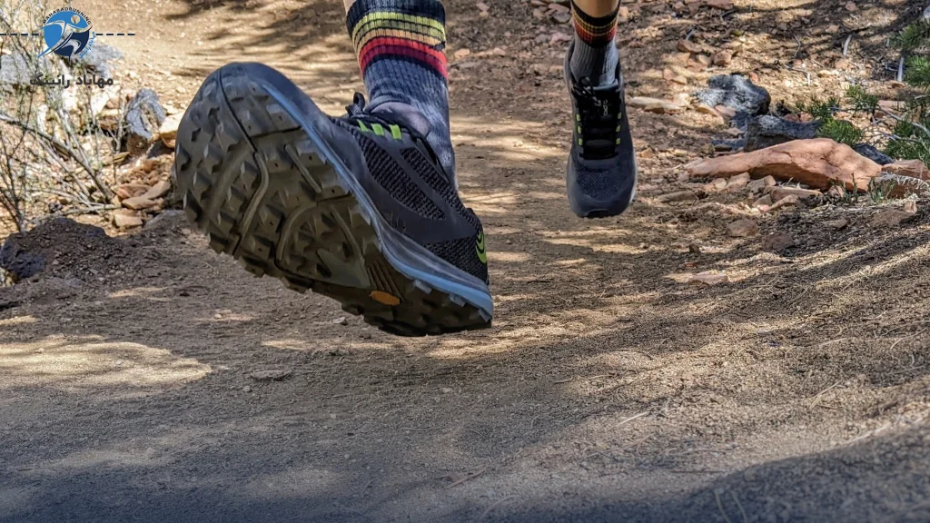 ویژگی‌های استفاده از کتونی تریل رانینگ با فناوری ضدلغزش